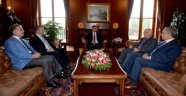 İsmet Yılmaz, Seleflerini Kabul Etti