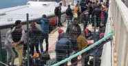 İzmir'de 60 Kaçak Göçmen Yakalandı