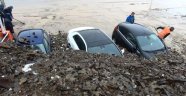 Kağıthane'yi Sel Vurdu! Araçlar Toprağa Gömüldü