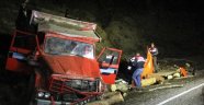 Kamyon Devrildi: 2 Ölü, 4 Yaralı