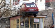 Niğde'de Çatıya Otomobil Düştü