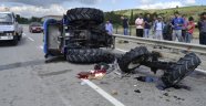 Otomobile Çarpışan Traktör İkiye Bölündü