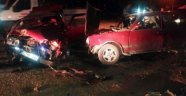 Otomobiller Kafa Kafaya Çarpıştı: 1 Ölü, 3 Yaralı