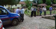 Tarlada Çalışan Eşi ve Akrabasını Öldürdü