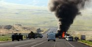 Teröristler Yol Kesip İş Makinesi Yaktı