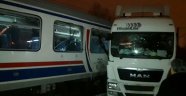 Yolcu Treni Tıra Çarptı