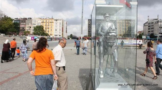 Taksim'deki Atatürk Heykeline Yoğun İlgi