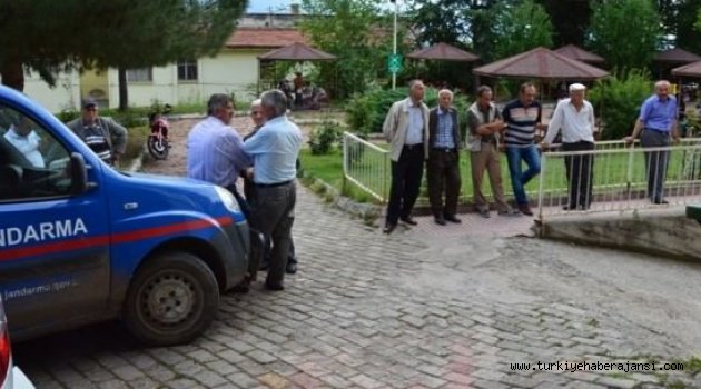 Tarlada Çalışan Eşi ve Akrabasını Öldürdü