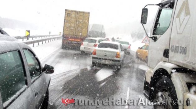 TEM'de 2 Ayrı Kaza! İstanbul'a Giriş Yapılamıyor