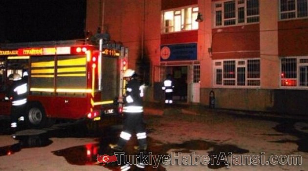 Teröristler Diyarbakır'da Okul Yaktı