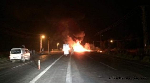 Teröristler Yol Kesip TIR Yaktı
