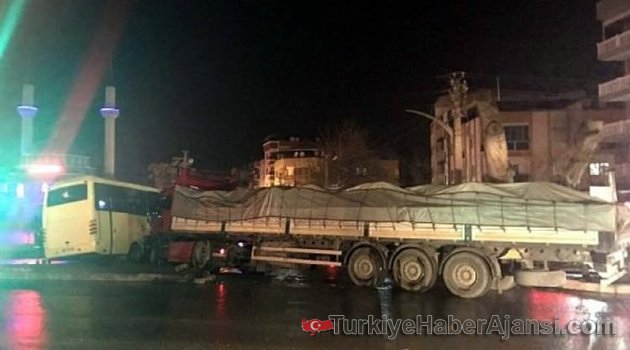 TIR'la İşçi Servisi Çarpıştı: 10 Yaralı