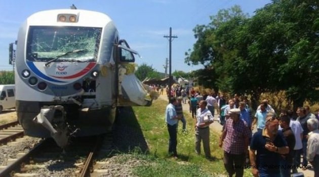Tren Buğday Yüklü TIR'la Çarpıştı