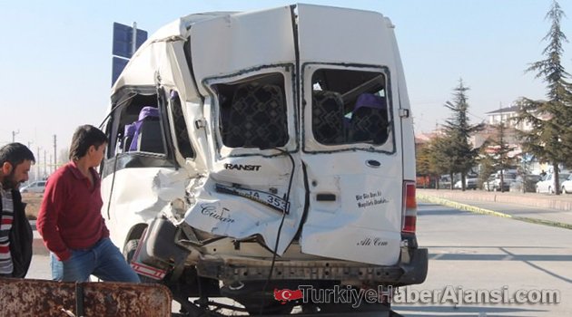 Tren Minibüse Çarptı: 6'sı Engelli 14 Yaralı