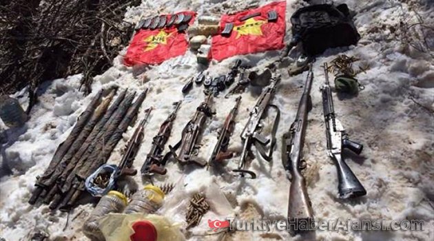 Tunceli'de C-4 Patlayıcı ve Silahlar Ele Geçirildi