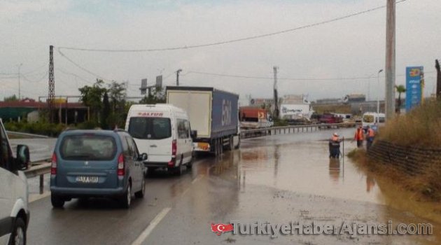 Tuzla'da Yolu Su Bastı