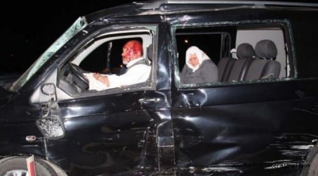 Un Yüklü TIR Minibüse Çarptı: 2 Yaralı