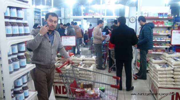 Yasak Korkusu Vatandaşları Marketlere Koşturdu