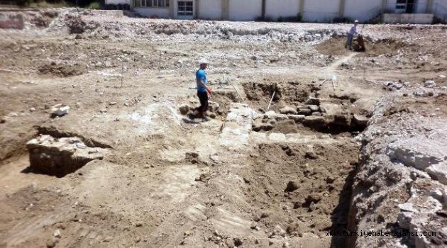 Yıkılan Okulun Temelinde Tarih Çıktı